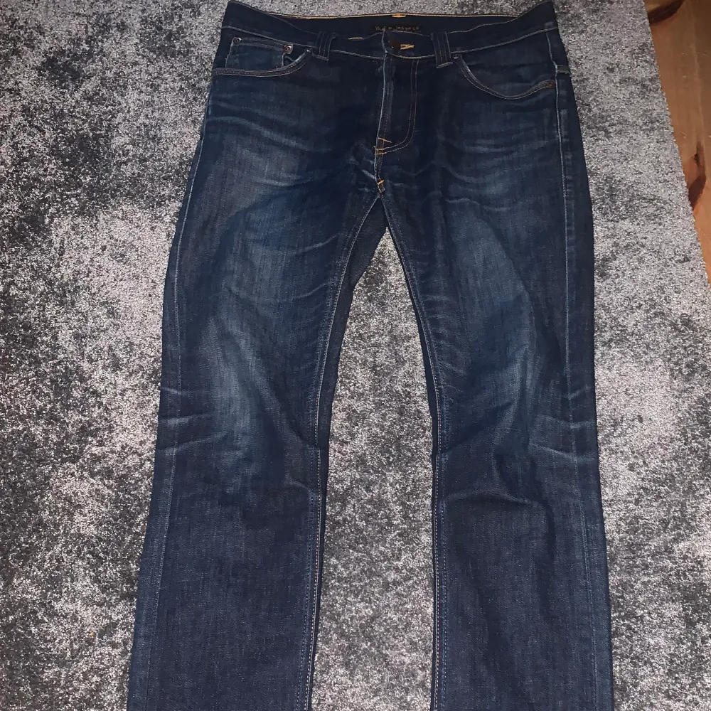 Säljer nu dessa riktigt snygga Nudie ”Lean Dean” jeans. Super bra skick och storlek 31/32. Tveka inte att höra av dig för fler bilder eller om du har frågor! Nypris: 1399kr. Jeans & Byxor.