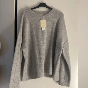 Gina tricot tröja  - Säljer denna nya Gina tricot tröjan som jag inte har använt prislappen är kvar eftersom det var för sent att lämna tillbaka tröjan 