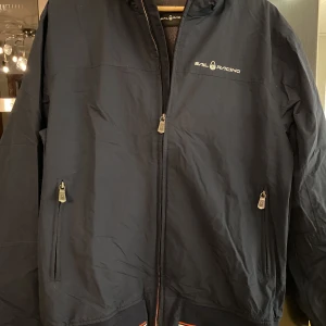 Sail Racing Grinder Lumber Jacket - navy, stl XL - Snygg jacka Sail Racing Grinder Lumber, storlek XL. Två framfickor och en innerficka.   Mycket fint skick.  Rök- och djurfritt hem. 