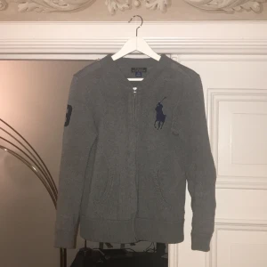 Polo Ralph lauren cardigan - Jag säljer nu en polo ralph lauren cardigan i storlek L (14-16) år. Den är i skick 9,5/10. Priset går att diskutera och skriv om minsta fundering om något.