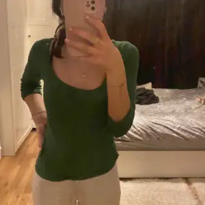 grön trekvartsärmad tröja ifrån HM i storlek XS💕 använder ej