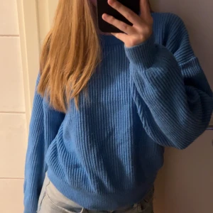 Tröja - Blå, grovt stickad tröja ifrån zara. Lite nopprig men inget som är tydligt. Skriv privat vid frågor 💓