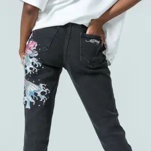 Ed Hardy bootcut jeans! Säljer då de inte är min stil längre! Bra pris, skriv för fler bilder!🫶🏼🫶🏼