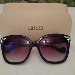 Nya Liu Jo solglasögon - Väldigt fin och elegant modell. Använda två gånger så nyskick.