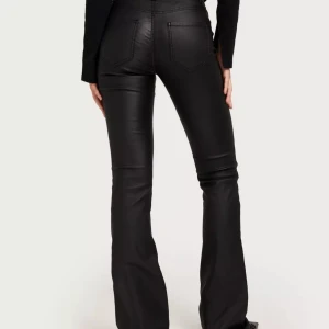 Skinnbyxor bootcut flare - Jättebra skick, oanvänd. Köptes för 550 kr