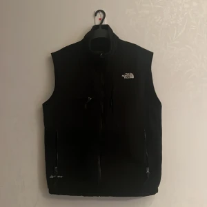 TheNorthFace väst - Den här västen har använt få talls gånger den är i ett riktigt bra skick är perfekt för både sommar o vår för den är ganska tun och har en bra pass form. Pris kan diskuteras  