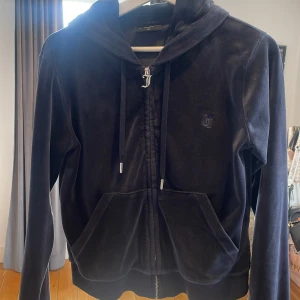 Juicy Couture Night Sky  - Byxorna i storlek S, och koftan i storlek M, använt men i skick ganska bra förutom att det finns en fläck vid insida lår men syns inte när man har på sig dressen. Kan tänka mig gå ner i pris 