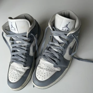Air jordan 1 gråa (med creaseskydd) - Säljer mina Jordans då dem inte kommer till användning längre. Skicket är inte perfekt skulle säga 6-7/10 för på bilden ser ni att färgen åkt av lite på vissa ställen och gul fläck på nedre skon men syns knappt nypris :2800 instabox skickas snabbare.