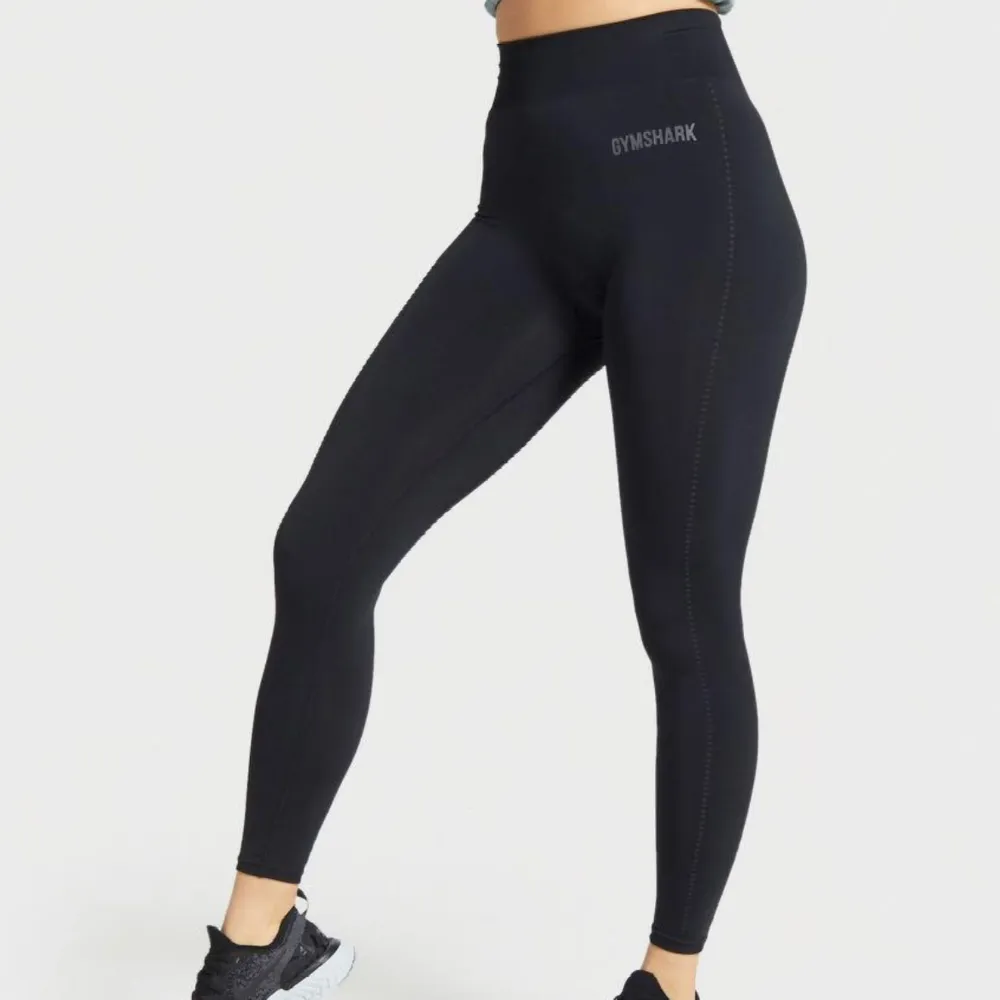 Gymshark lightweight Seamless leggings i stl S. I använt skick men sitter fortfarande snyggt. Nypris 700kr. 🔥. Jeans & Byxor.
