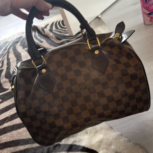 Handväska  - Väldigt fint skick då den knappt är använd 