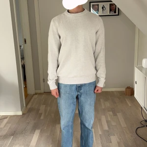 Stickad tröja från MQ - Hej! Jag säljer min fina tröja från Mq eftersom jag inte använder den så mycket längre! Den är i storlek S och är knappast använd. Den är tvättad en gång men det är inget man märker! Hör av er om ni har frågor och funderingar!  Nypris-600 kr