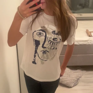 Zara t-shirt - Säljer denna t-shirt från zara som jag köpte i somras. Priset går att diskutera vid snabb affär