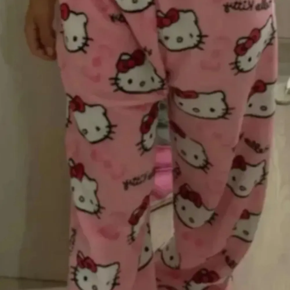 Söker hello kitty mjukisbyxor, skriv i kommentarerna eller kontakta om du har ett par som är för säljes🎀. Jeans & Byxor.