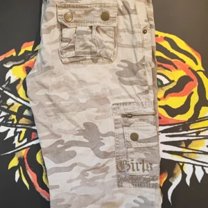 Low waisted baggy camo cargos - Camo cargo byxor. Baggy low waisted. Y2k skater trendy 