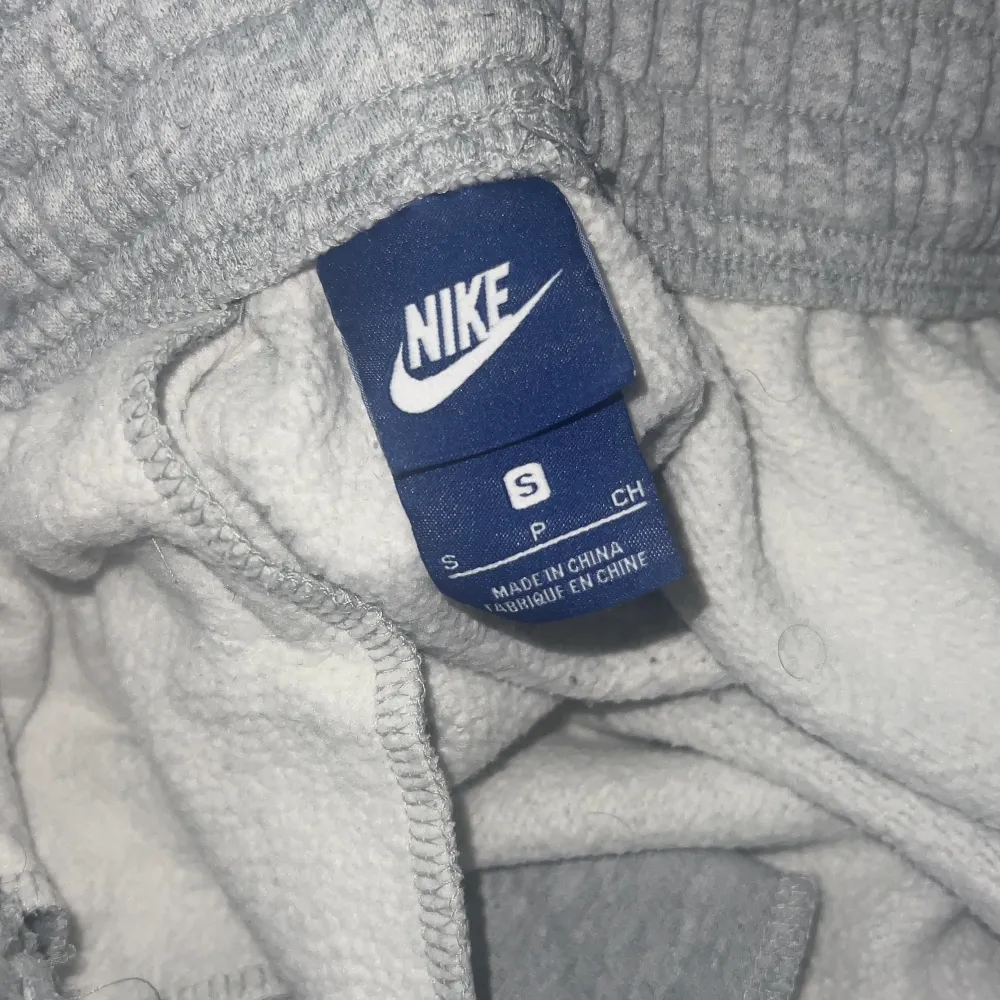 Nike mjukis byxor till salu  Använda några få gånger  Köparen står för frakt . Jeans & Byxor.