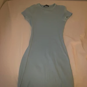 Blå tight klänning💙🦋 - Fin ljus blå klänning🩵 I bra skicka knappt använd behöver bara strykas som jag gör innan jag postar. Flera bilder privat🫶🩵💙🦋