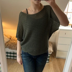 Virkad tröja - Kan ha den lite off shoulder, så söt!