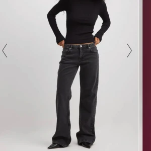 Jeans - Supersnygga jeans från nakd tyvärr aldrig använda. I storlek 40 och passar bra på mig som är 178! Byxorna är nerfällda, skriv för fler bilder💗