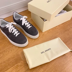 Axel arigato skor - Tjena! Säljer mina arigato skor i strl 44. Kostar 2500kr nya. Har använts nån gång men är annars helt fläckfria alltså i nyskick.