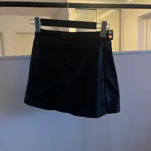Skinn kjol från H&M. Sparsamt använd. Strl xs.  Kommer inte till användning längre.  Skriv privat vid intresse och för fler bilder på varan. Köpare står för frakt