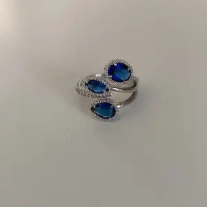 Jätte fin silverringar med glittriga blåa stenar, aldrig använd och inga skador eller liknande 🫶(#80)