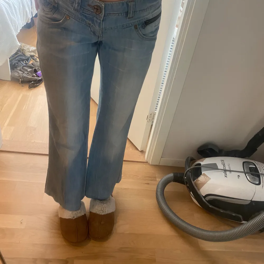 Lågmidjade jeans som tyvär är för korta på mig som är 170🥰 innerbenslängd-75cm midjemått-39cm. Jeans & Byxor.