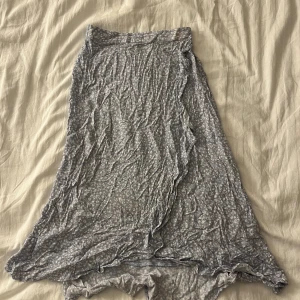 Lång kjol  - Lång kjol från Lindex barnavdelningen, säljer då den är för litet för mig. Inga skador, bara skrynklig.