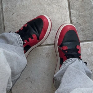 Nike Jordan  - Säljer dessa super coola röd svarta Nike jordans, bra skick och sparsamt använda💕 använd gärna köp nu funktionen ❤️