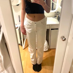 Lågmidjade straight jeans! - Säljer dessa supersnygga vita lågmidjade jeansen från bikbok!! Använt fåtal så inga synliga tecken på slitage😎🤝 De är långa, är själv 179💕Köptes för 599 så säljer för halva priset😸👍