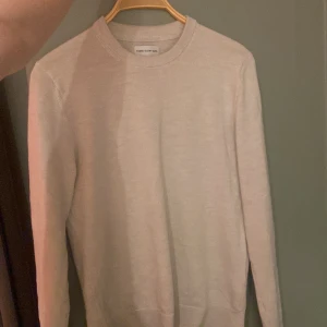 THESE GLORY DAYS - Stickad sweatshirt från THESE GLORY DAYS i fint superior merinoull! Storlek (S) och har en mycket bra passform, tröjan har inga defekter eller slitage. Nypris: 900kr mitt pris: 299, hör av er vid minsta funderingar!