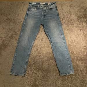 Tja, säljer ett par jeans från Jack & Jones i fint skick (9/10) inga defekter. storlek: 28/30. Hör av er vid funderingar🤝