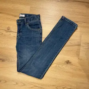 Säljer dessa Levis 510 skinny jeans, helt oanvända endast testade, skick 10/10. Storkel 16a 176 cm. Tveka inte på att skriva och fråga.