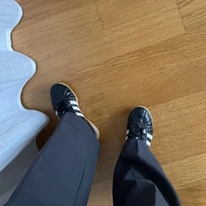 Adidas sneakers - Dessa ikoner är för små för mig, men de passar verkligen till allt. Jag brukar ha 37/36 men dessa är små 36or. Använda men inte slitna. Ett namn inskrivet med tush på insidan av skon från personen jag köpte den av, men inget som syns såklart.