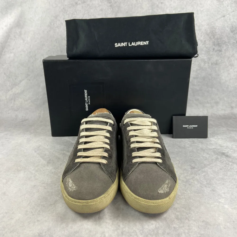 VI TAR EJ BYTEN! Saint Laurent sneaker | Skick: 9/10 | Storlek: 40,5 (passar större) | Nypris: 7799 | Pris: 3799 | Fraktar via postnord på köparens bekostnad | Hör av dig vid minsta fråga eller fundering📩. Skor.