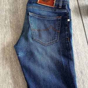 Jacob cohen jeans som är väldigt ny. Fick dem i present och har it använt de mycket.