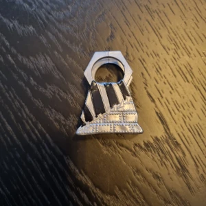 Monster High: Frankiestein Fashion Deluxe Pack Bag/Purse - Monster High: Frankiestein Fashion Deluxe Pack, Silver & Black Bag/Purse.   Snälla, se Båda bilderna för skick och vad som ingår, Om något inte visas på bilderna så ingår det inte.🤗💞