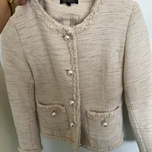 Jättefin jacka  - Jättefin jacka från märke alice bizous, köpt tidigare för 988 säljer nu för 500😍 i färg white sand med jättefina pärlor .Pris kan diskuteras 