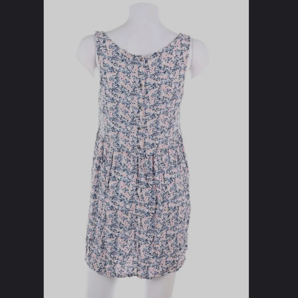 H&M Divided, blommig blå/vit flerfärgad klänning, Strl: 34, lappen kvar, sommar. Klänningar.