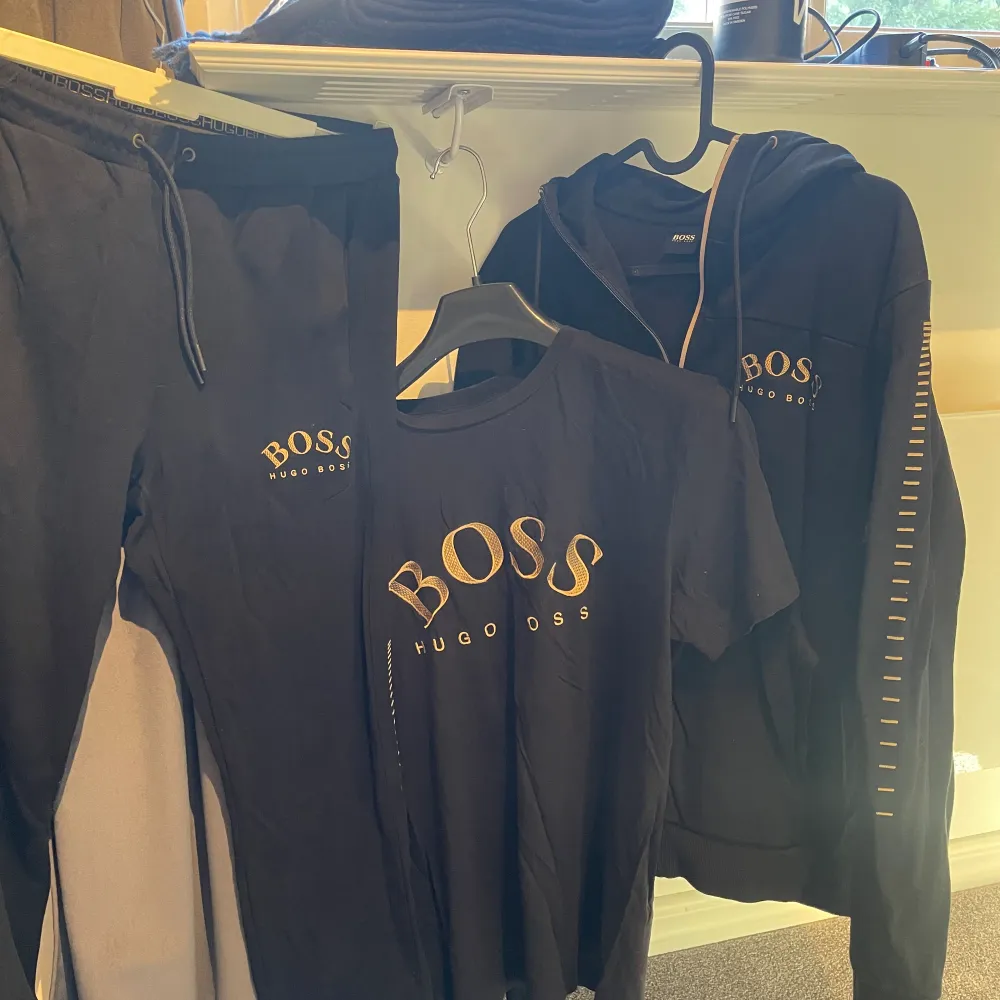 T-shirt, zip hoodie och byxor, alla enhetliga. Använda mindre än 5 gånger. Allt passar som S/M.. Hoodies.