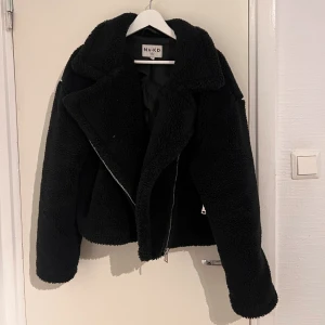 Fluffig Teddy vinterjacka  - Svart, varm Teddy vinterjacka i gott skick 