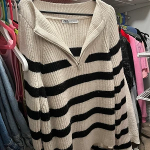 Stickad tröja - Stickad tröja från zara, liten i storleken, använd Max 15ggr. Jag står ej för frakten, priset kan diskuteras!! 