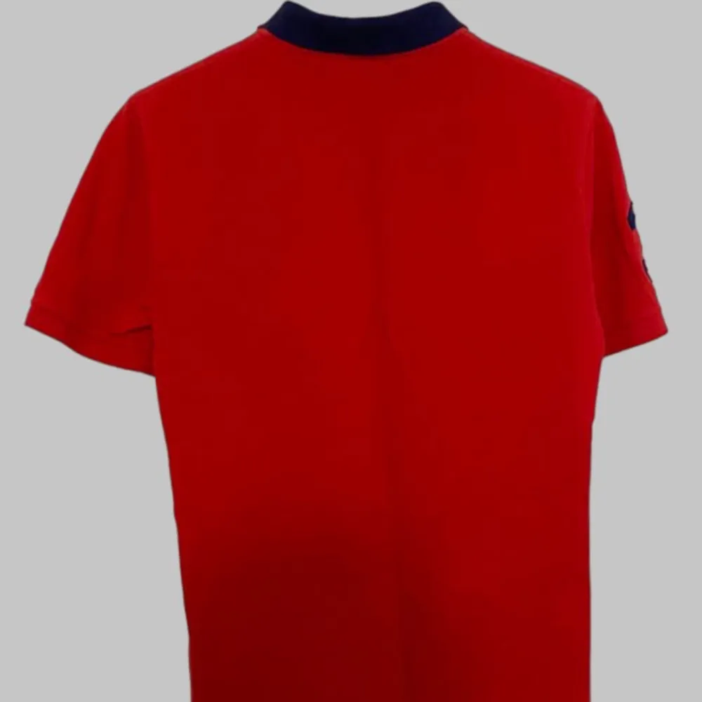 Röd Ralph Lauren Pike Skick : I gott skick 7/10 Storlek : Passar M. T-shirts.