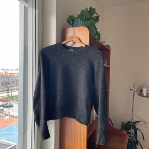 Arket stickad tröja - Fin och varm tröja från Arket i alpacka och merino. Lite slitna i armbågarna, se bild! 