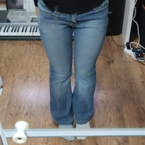 Lee jeans  - Blå flare jeans från Lee som inte kommer till användning längre. Passar mig som normalt har 32/34 i storlek 