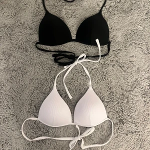 bikini topp - säljer en svart  push-up triangel bikini från shein (den vita är såld) Helt ny, aldrig använd!  