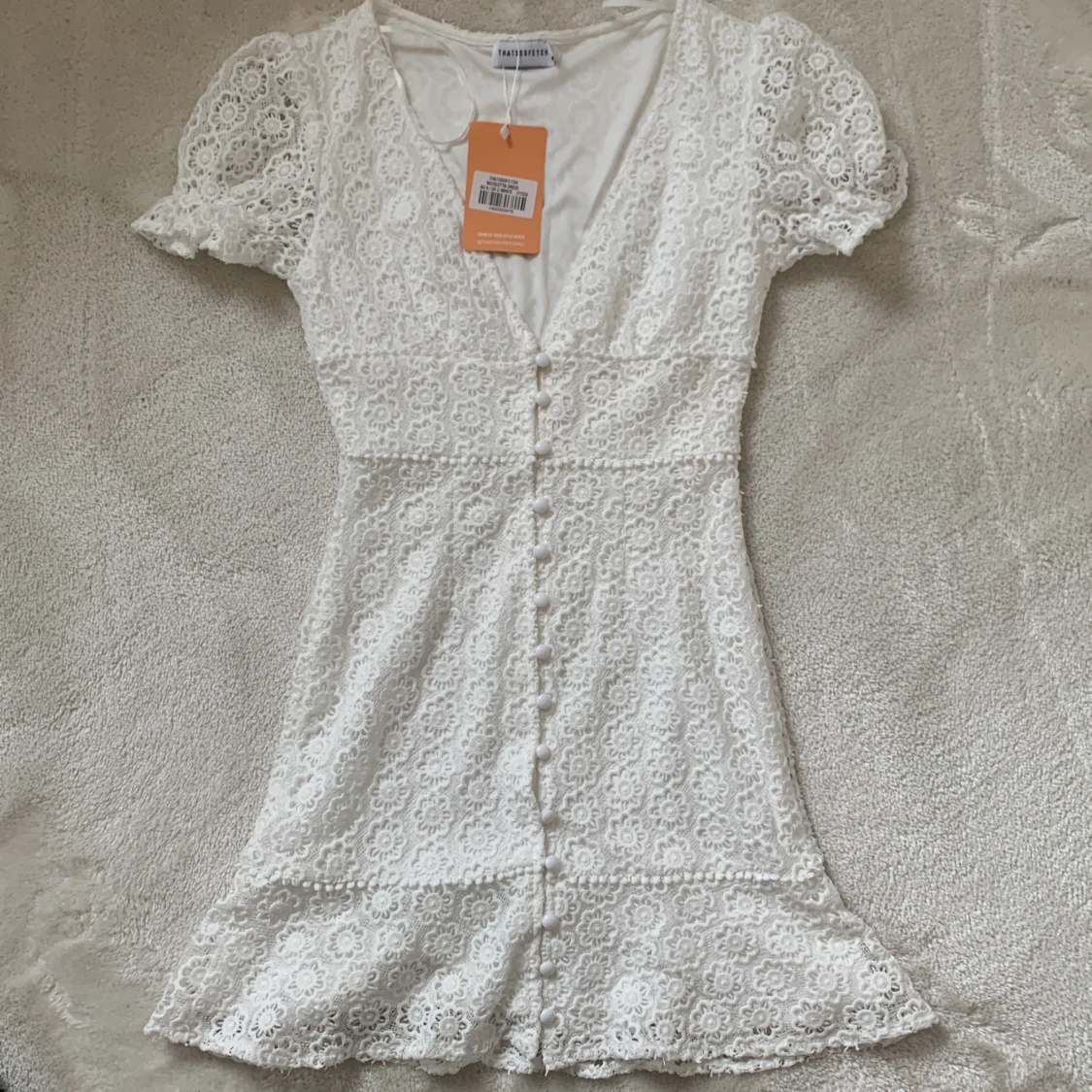 Vit klänning med spetsmönster  - 90