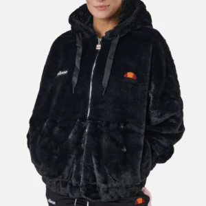 Jacka ellesse - Jacka i storlek 36 från ellesse, nypris ca 1000kr, obs min jacka har dragkedja i guld och saknar band från luvan (se andra bilden) 🦋 hör av er vid frågor eller intresse 🥰