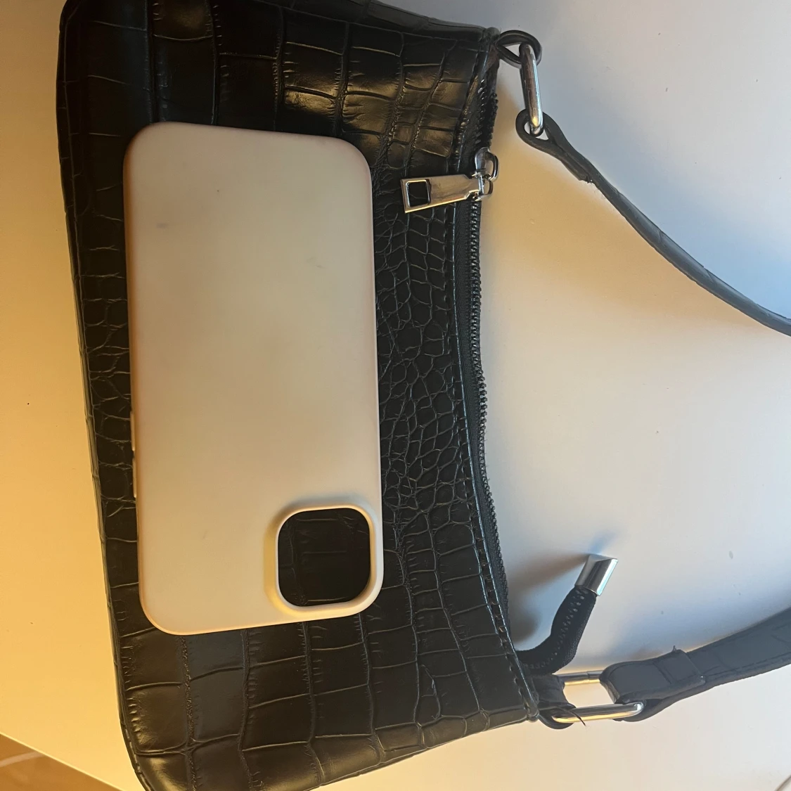 Svart axelväska med krokodil mönster - 91