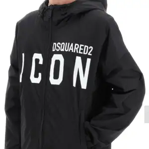 Ny windbreaker från dsquared. Helt ny med tags och plats/papper på dragtillbehör. Size XXL. Retail 8000-10000kr