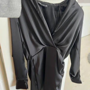 Satin klänning - från zara i storlek M , men lite liten i storlek , den e för liten för mig 🖤